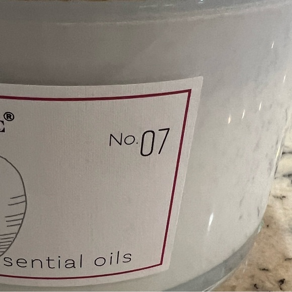 NEW Red Leaf Home Candle Apple Berry Coconut Wax Blend Essential Oils 16.5 oz - Picture 3 of 8